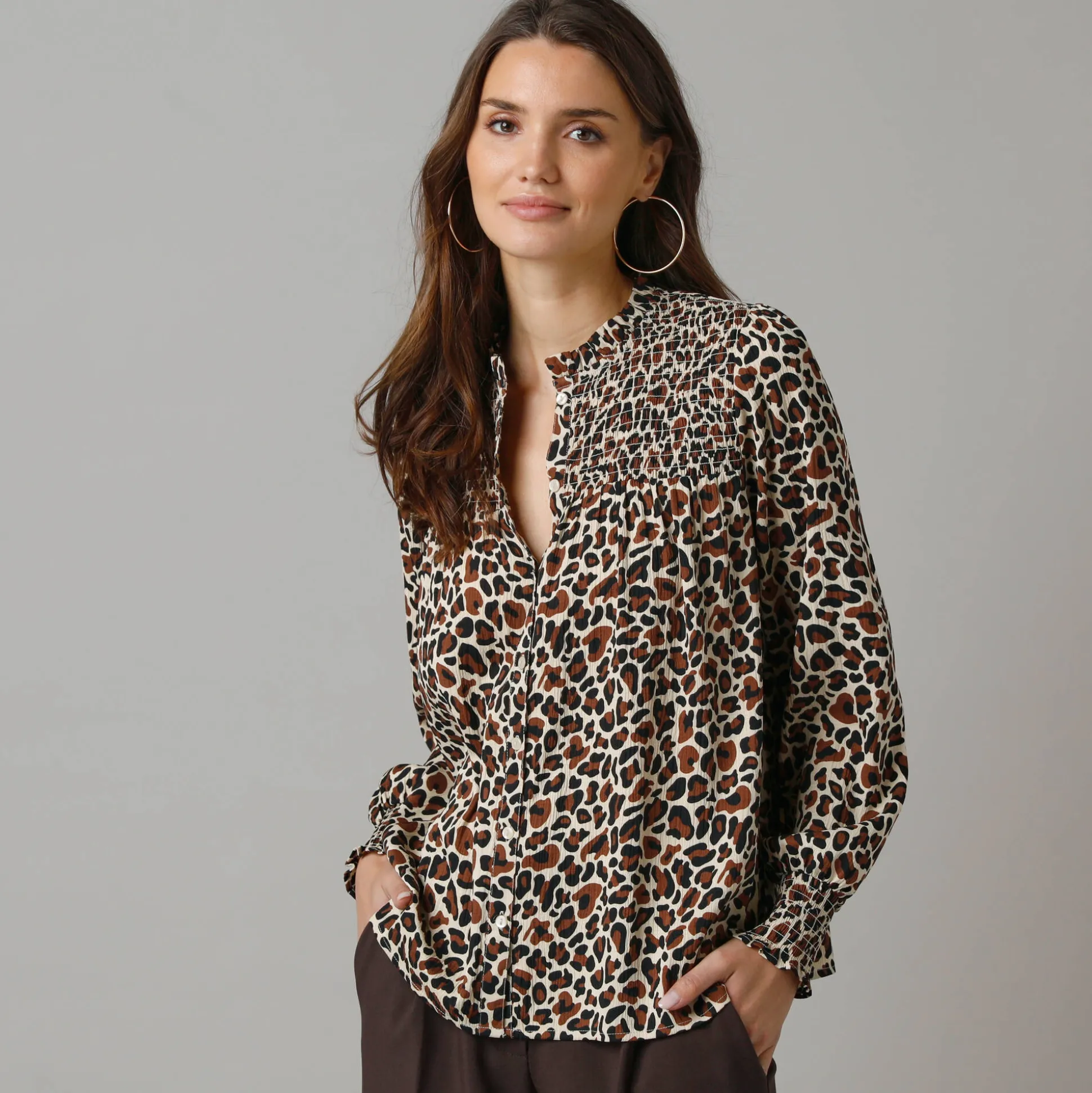 Bloes met luipaardprint, details in smokwerk