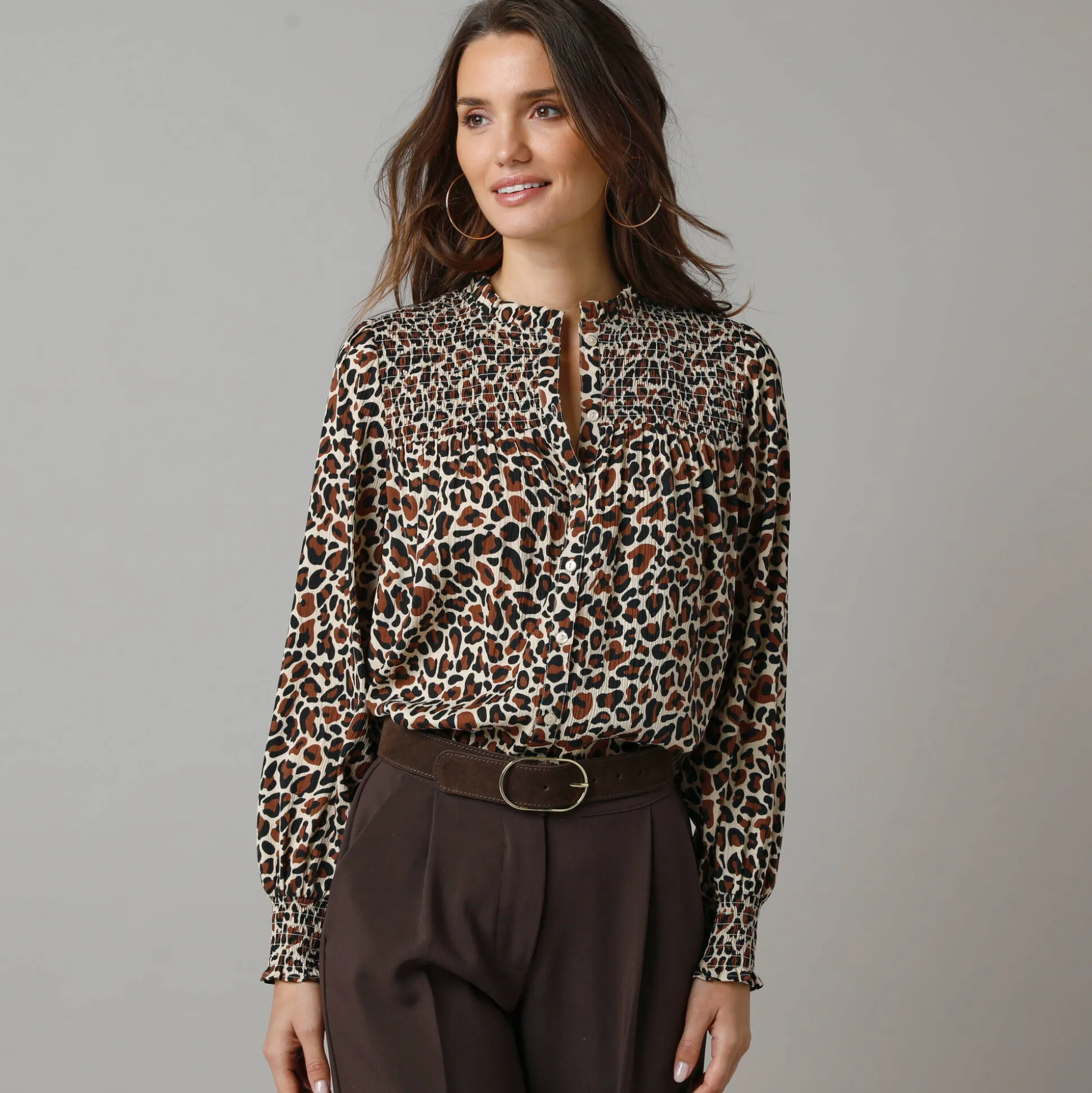 Bloes met luipaardprint, details in smokwerk