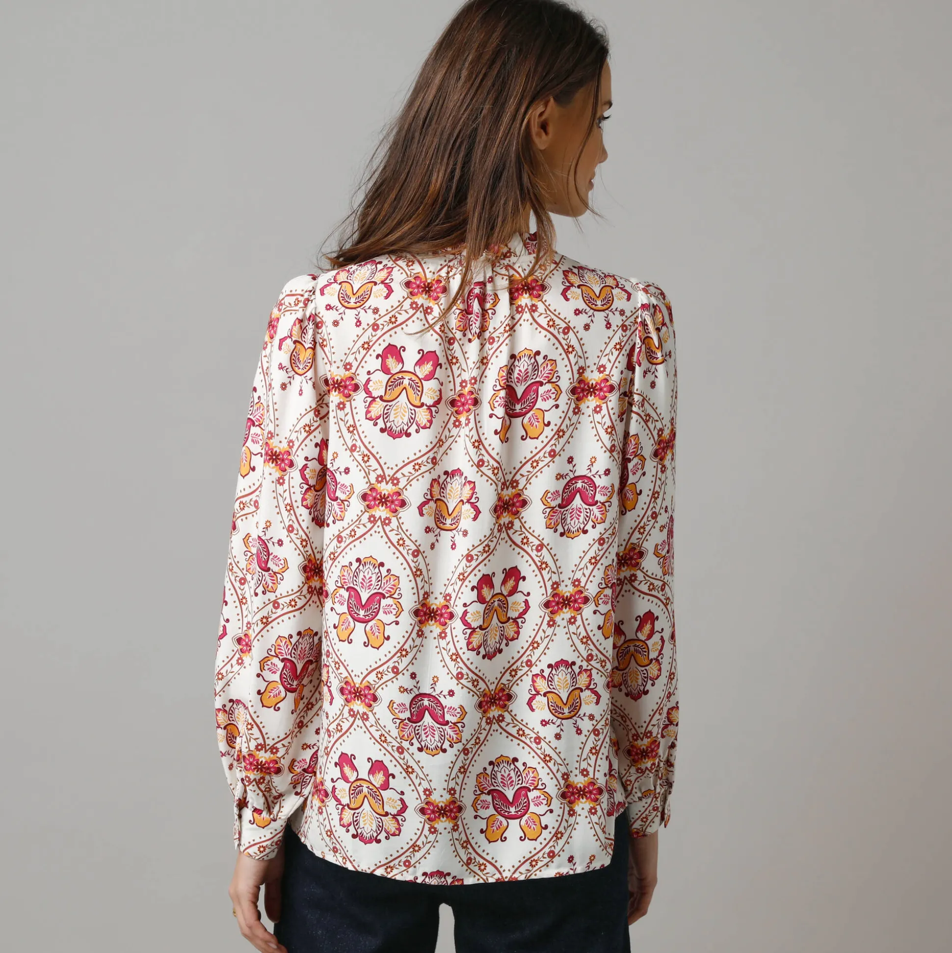 Bloes met ruchekraag en pofmouwen, bloemenprint