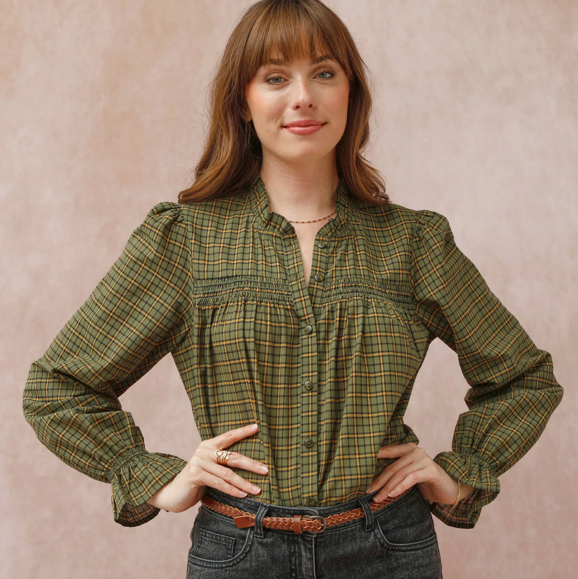 Bloes met smokwerk aan de gefronste hals, ruitjesmotief