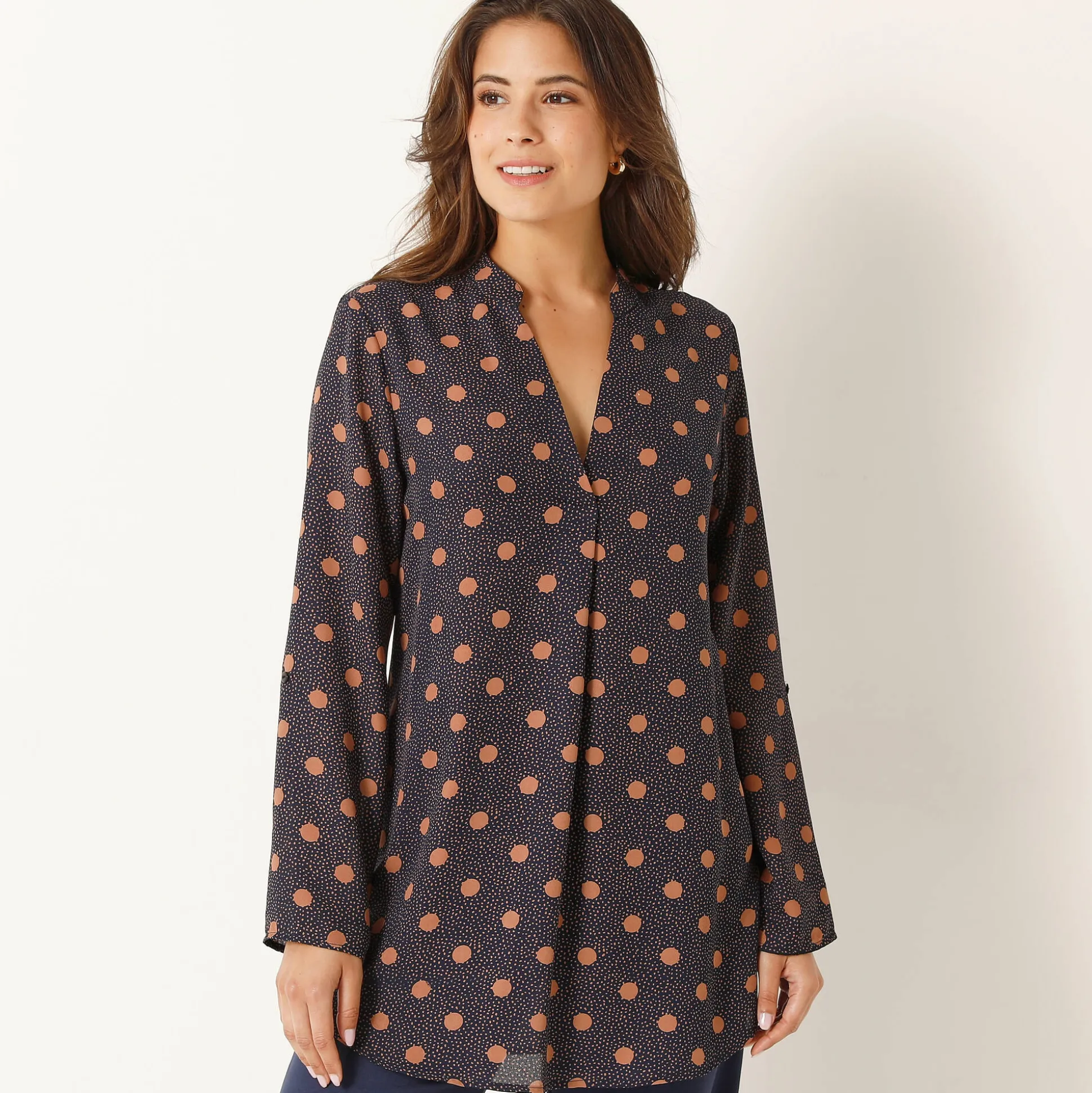 Bloes met stippenprint en Tunesische hals, crêpe