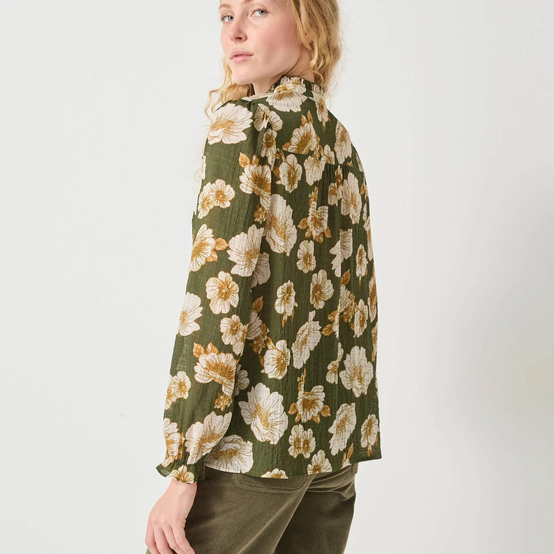 Bloes met strookjes en bloemenprint, crepon