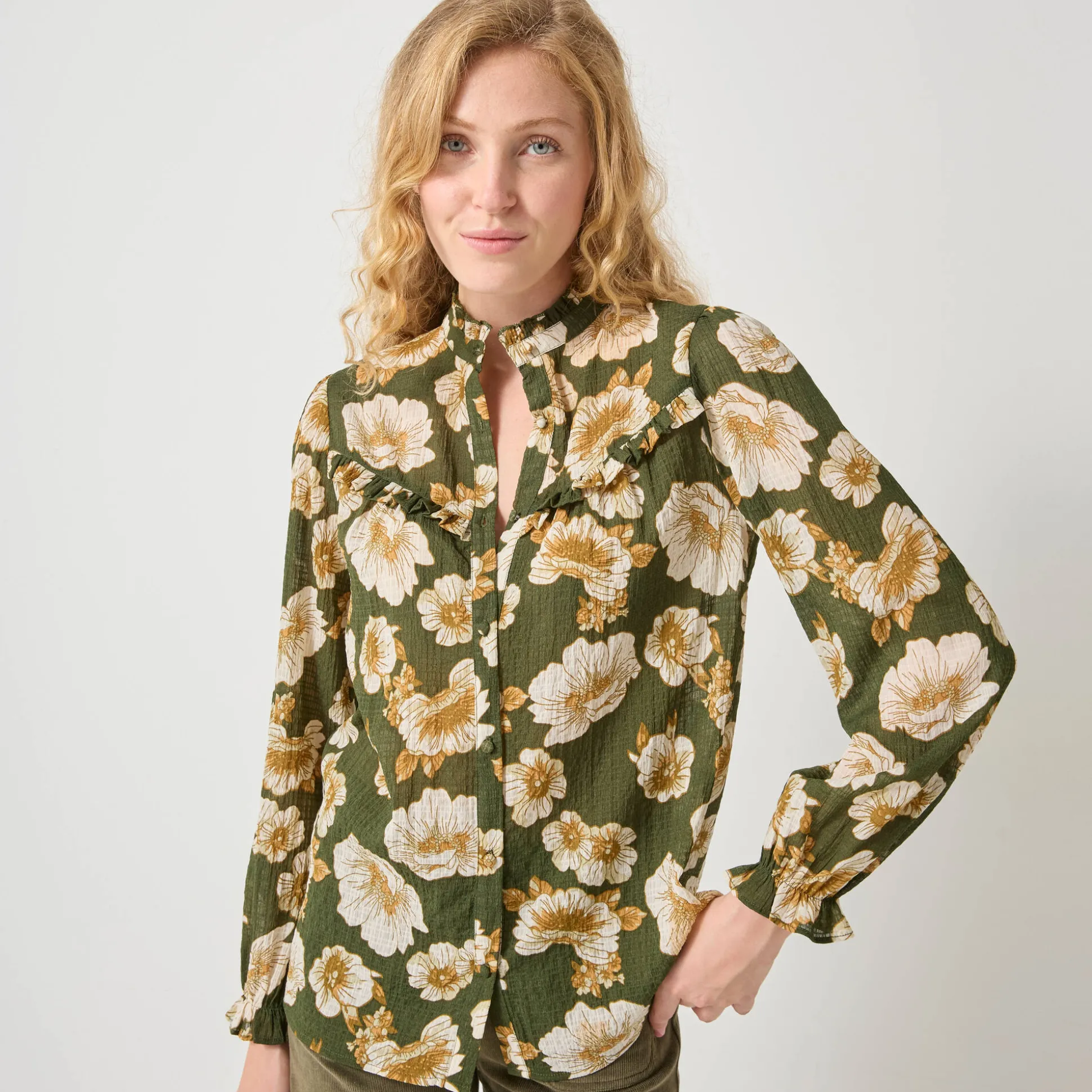 Bloes met strookjes en bloemenprint, crepon