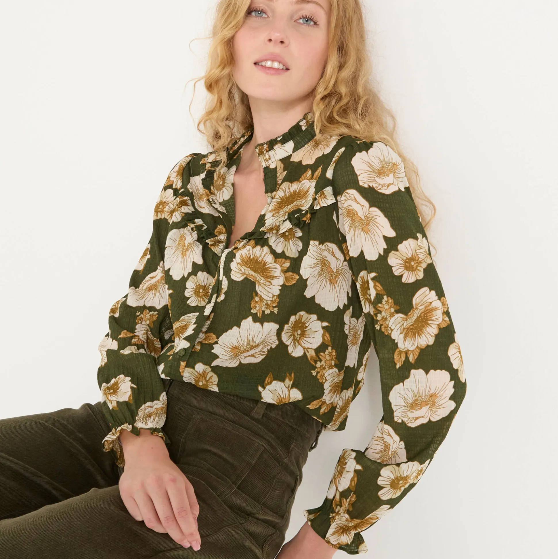 Bloes met strookjes en bloemenprint, crepon