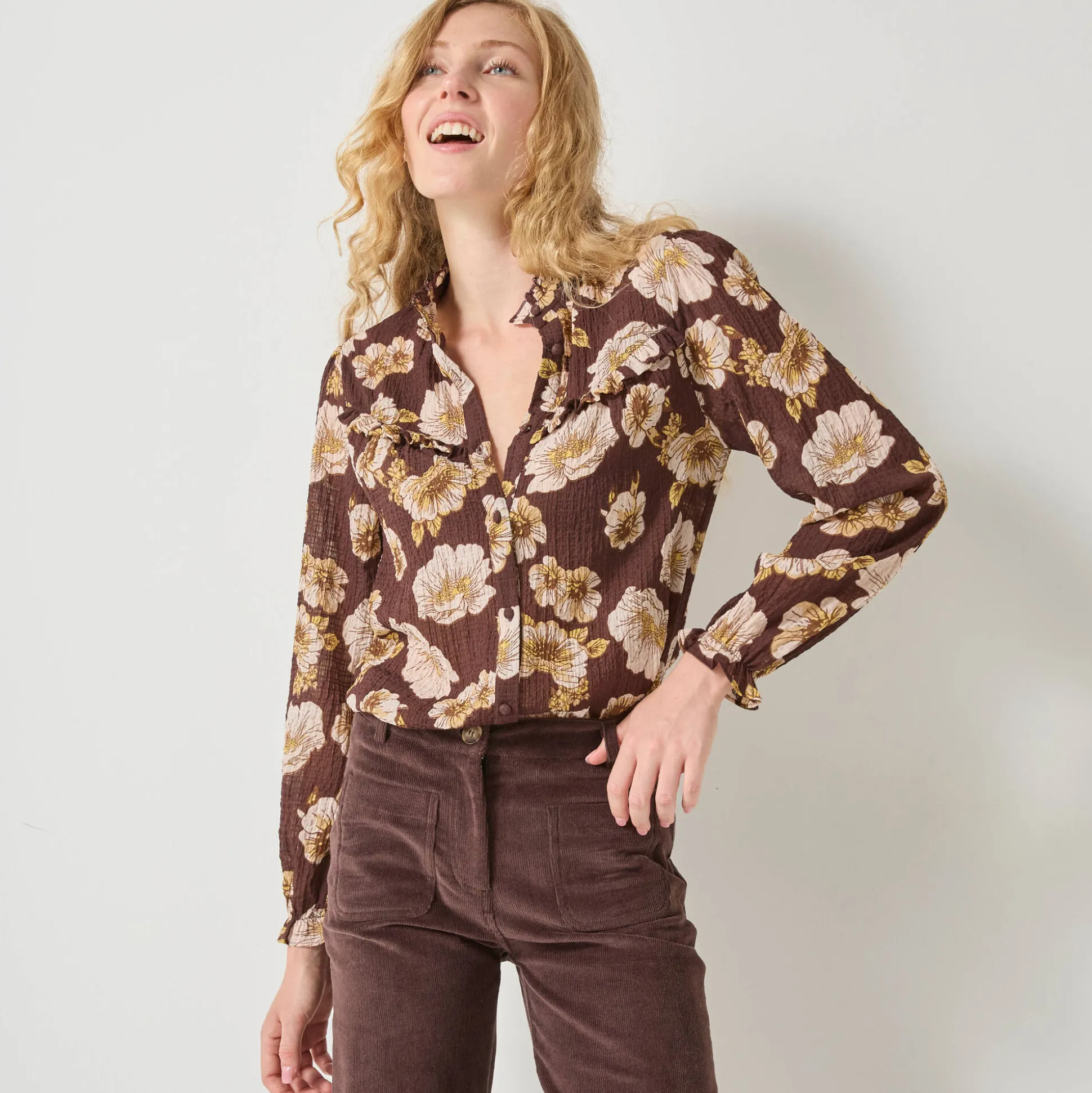 Bloes met strookjes en bloemenprint, crepon
