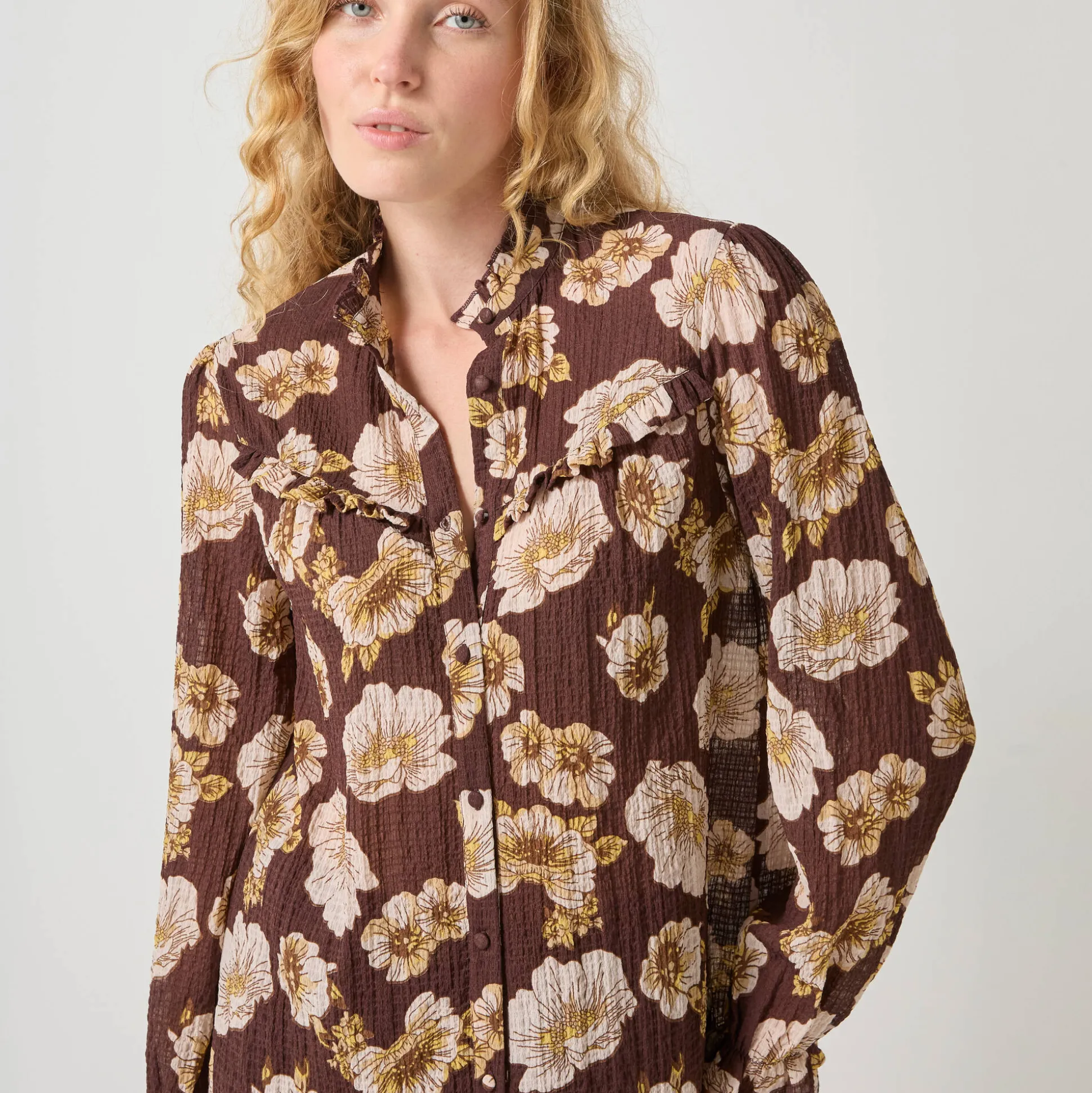 Bloes met strookjes en bloemenprint, crepon
