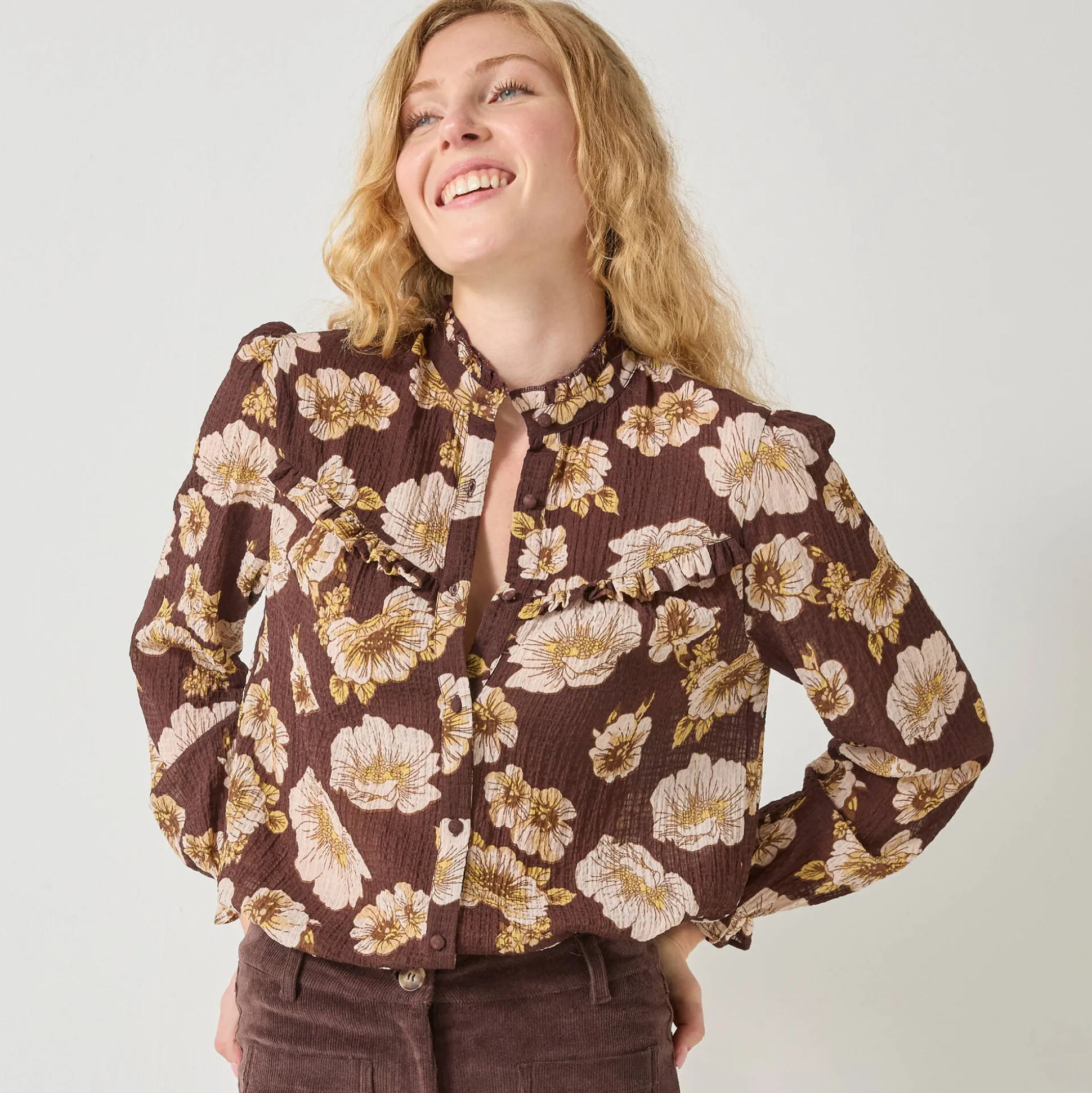 Bloes met strookjes en bloemenprint, crepon
