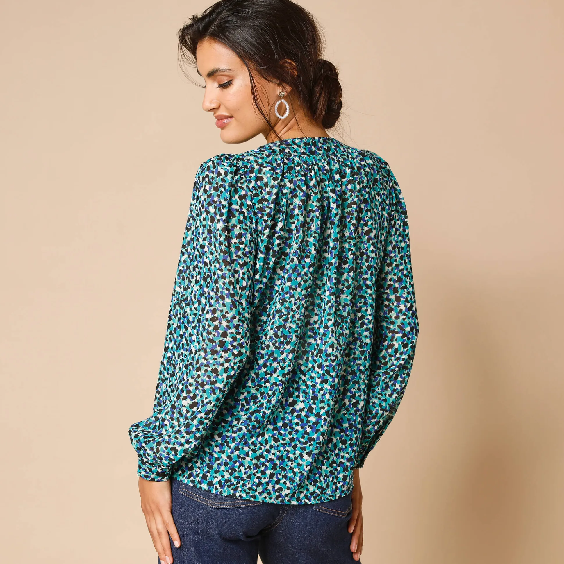 Bloes met Tunesische hals en dierenhuidprint, lange mouwen