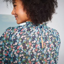 Bloes met Victoriaanse kraag, voile met bloemenprint