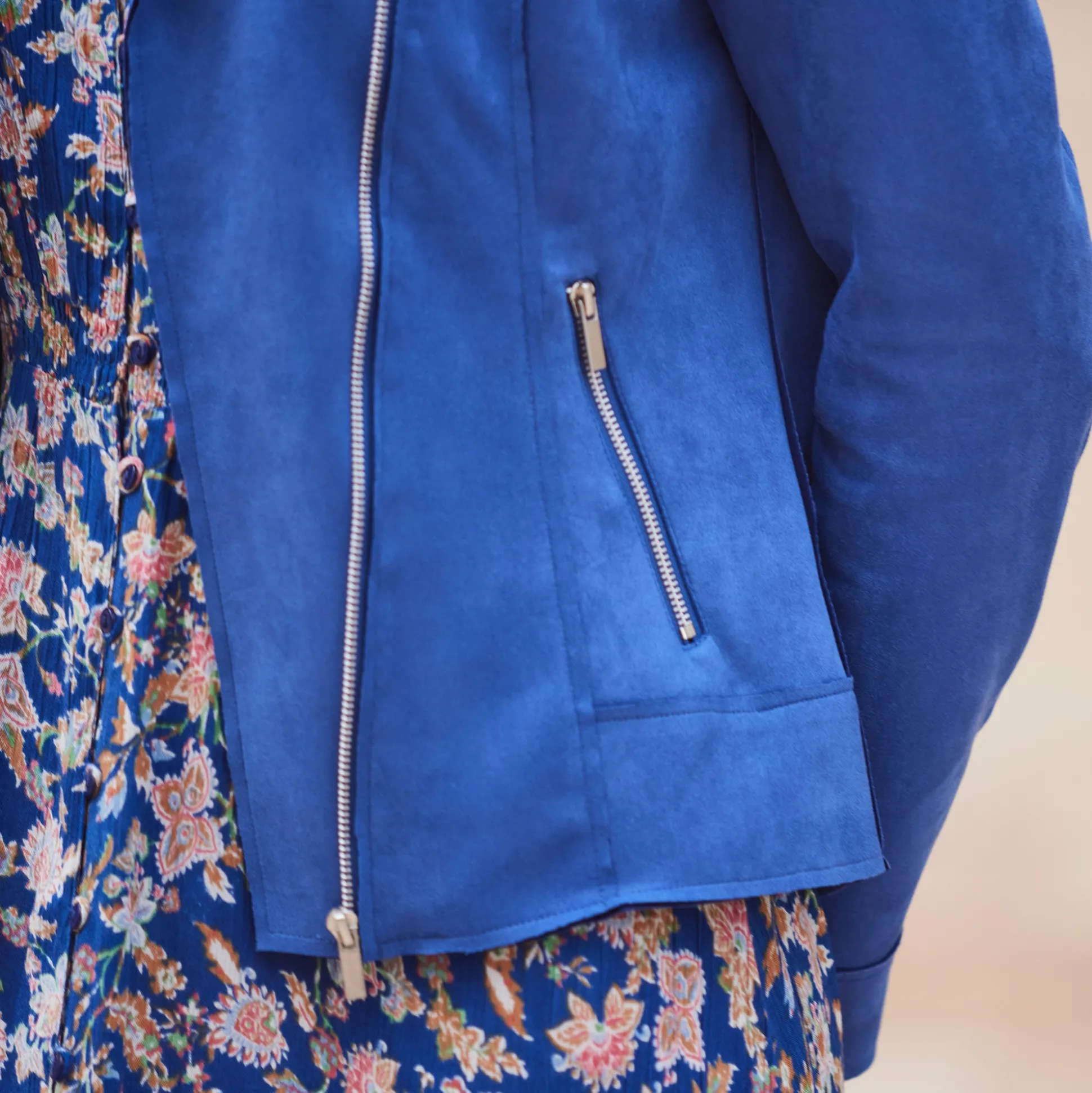 Blouson in suèdine met rits en reverskraag met drukknoopsluiting