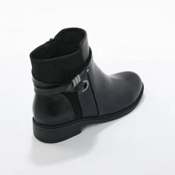 Boots met rits, riempjes en fantasiegespen