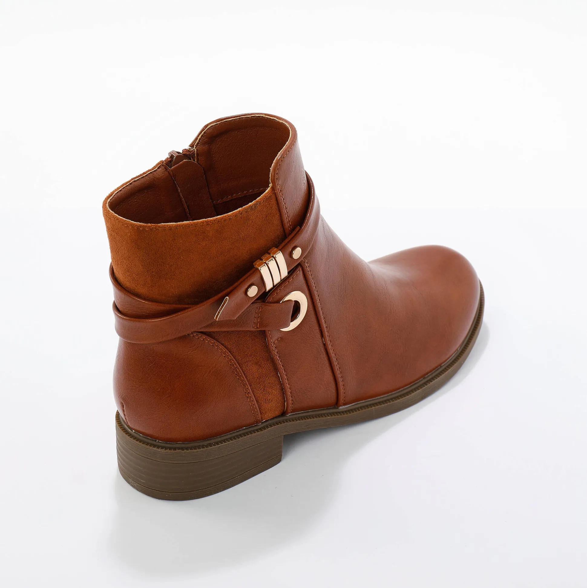 Boots met rits, riempjes en fantasiegespen