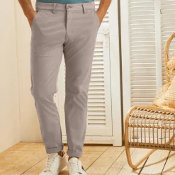 Chino broek, afgerond onder de buik