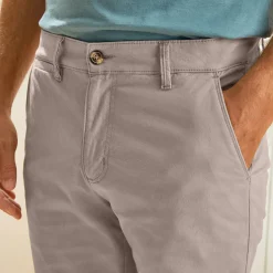Chino broek, afgerond onder de buik