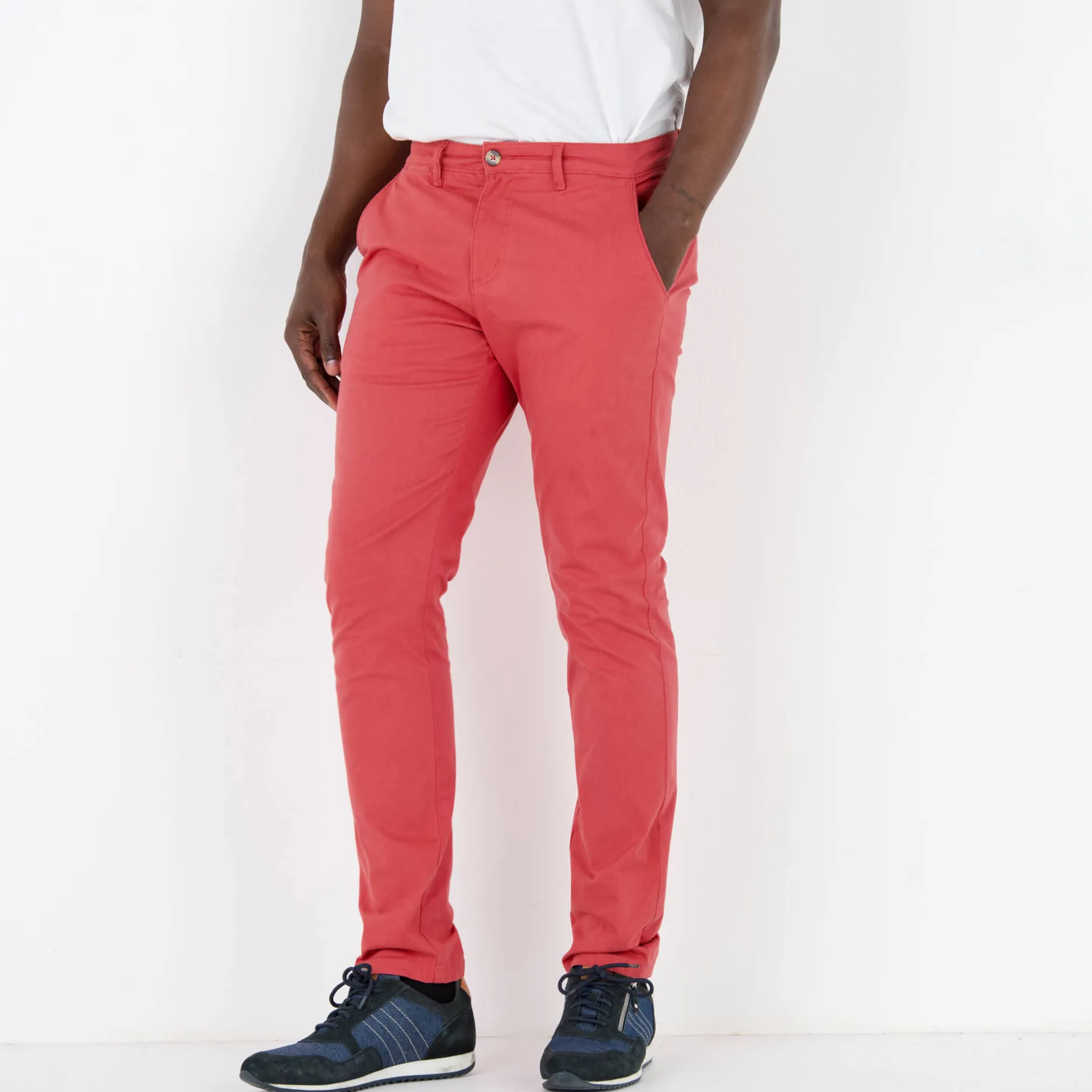Chino broek, afgerond onder de buik