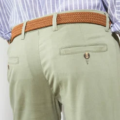 Chino broek, afgerond onder de buik