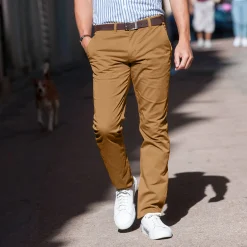 Chino broek, afgerond onder de buik