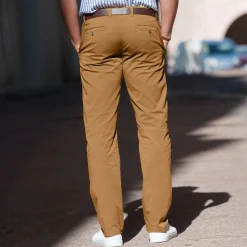 Chino broek, afgerond onder de buik