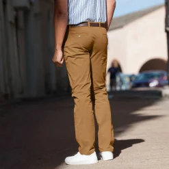 Chino broek, afgerond onder de buik