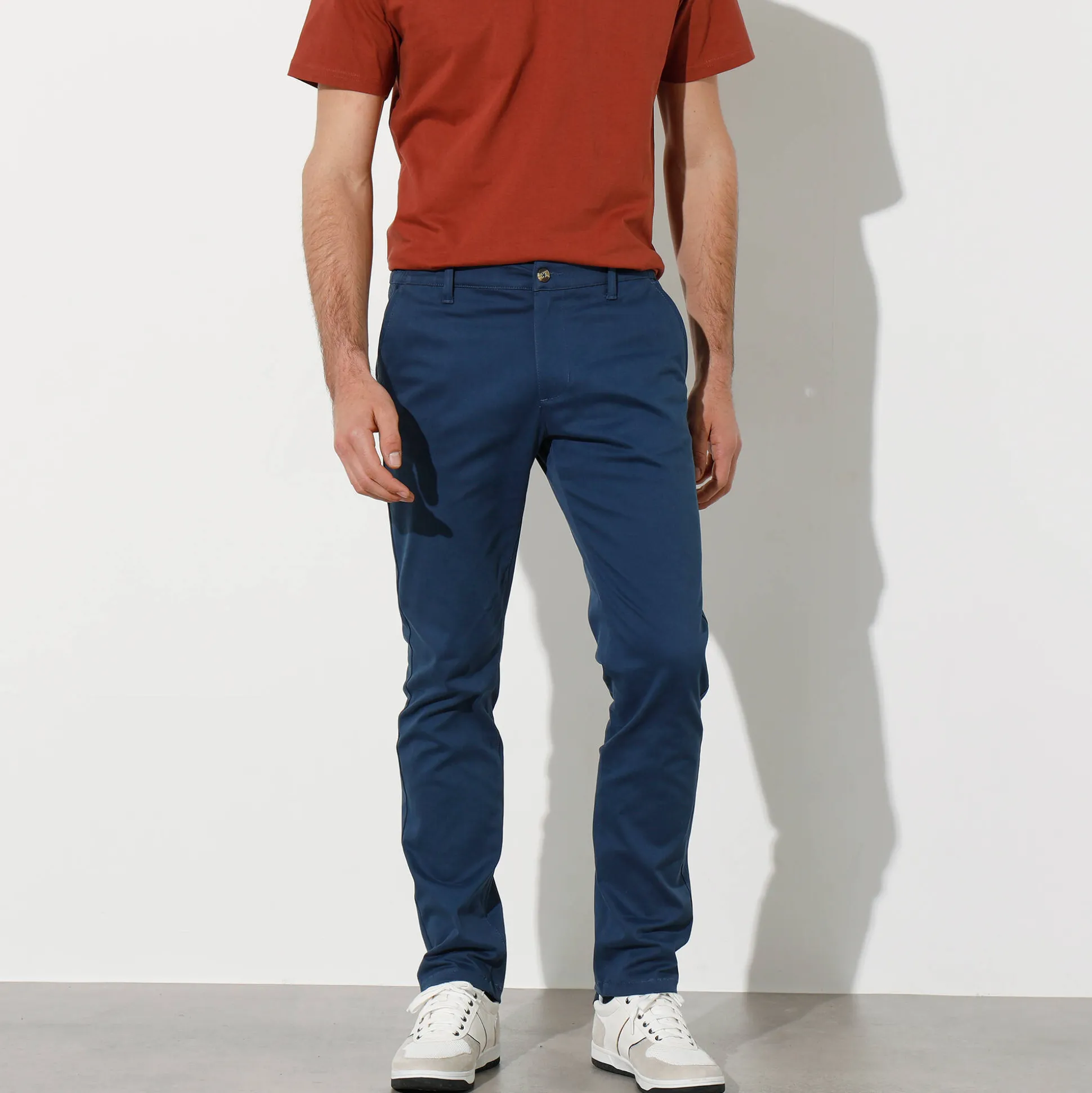 Chino broek met elastische tailleband opzij