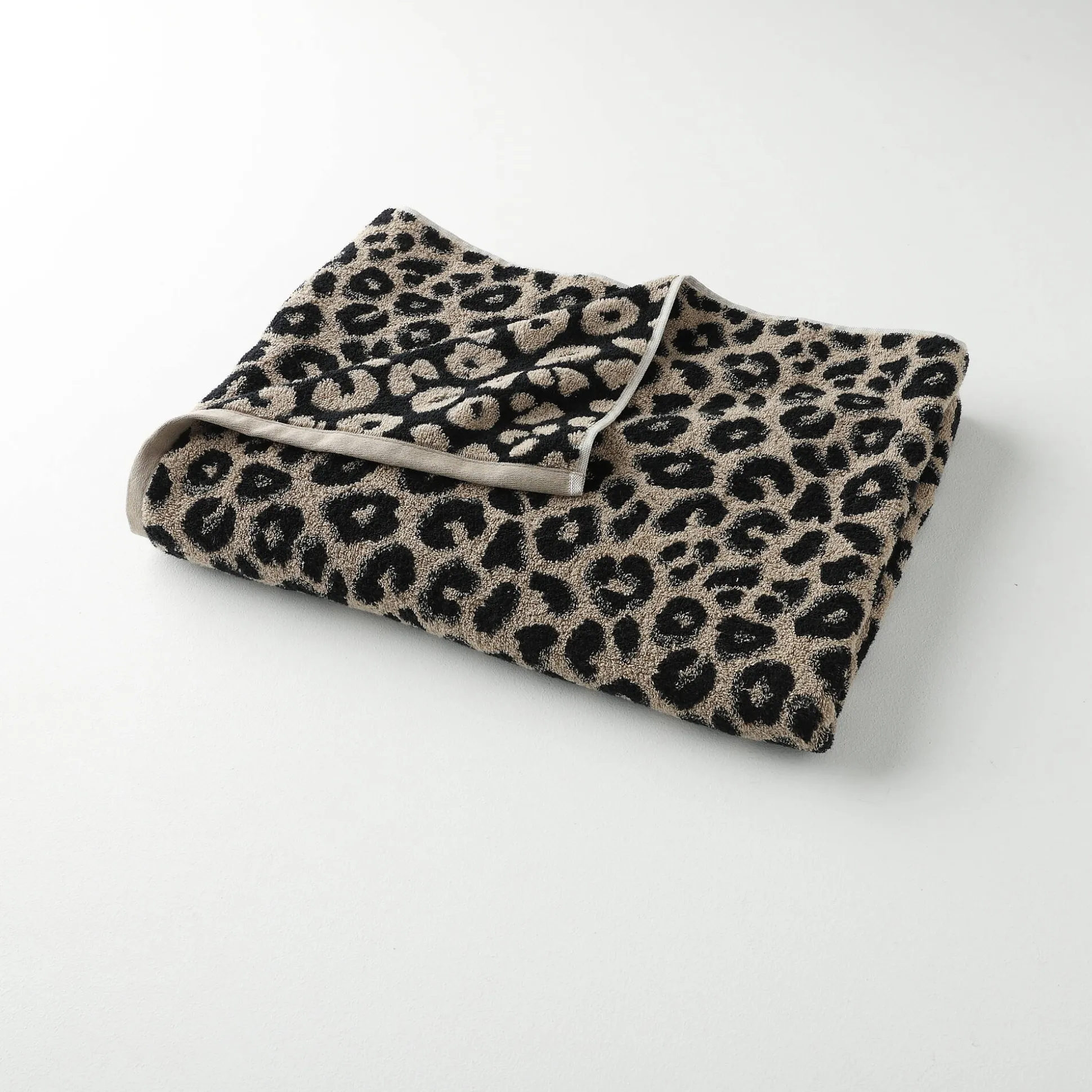 Collectie handdoeken in jacquard met luipaardhuidmotief 450 g/m2