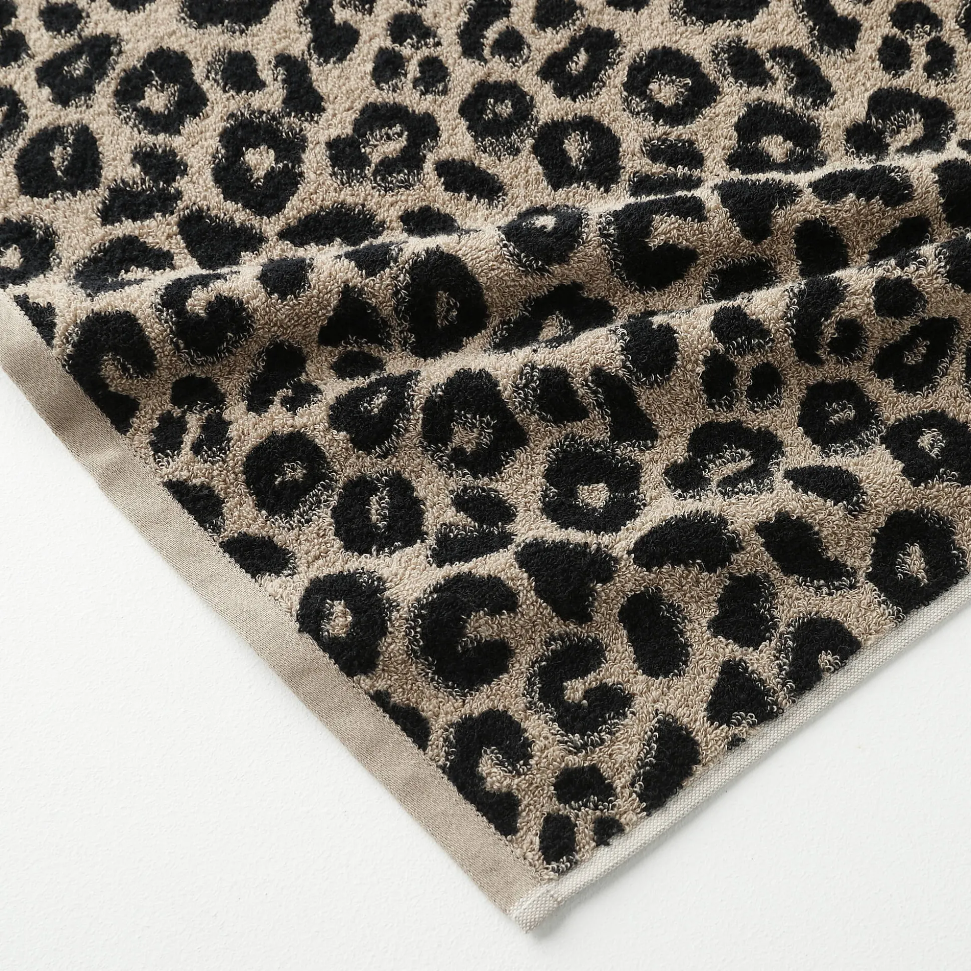 Collectie handdoeken in jacquard met luipaardhuidmotief 450 g/m2