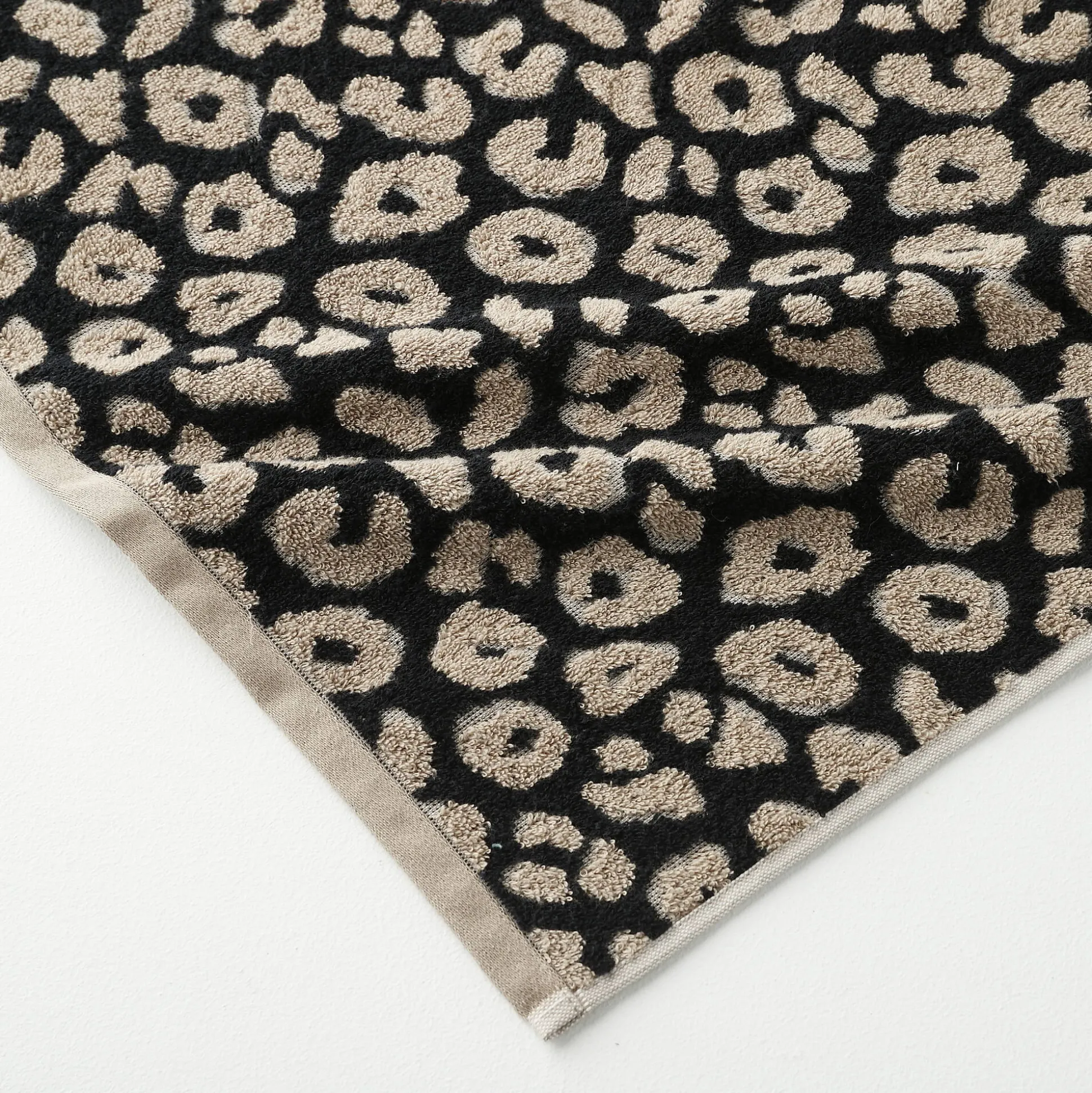 Collectie handdoeken in jacquard met luipaardhuidmotief 450 g/m2