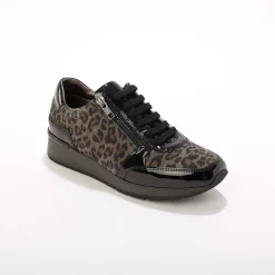 Comfortabele sneakers in gelakt leer, met sleehak, LWG gecertificeerd - vlekkenprint
