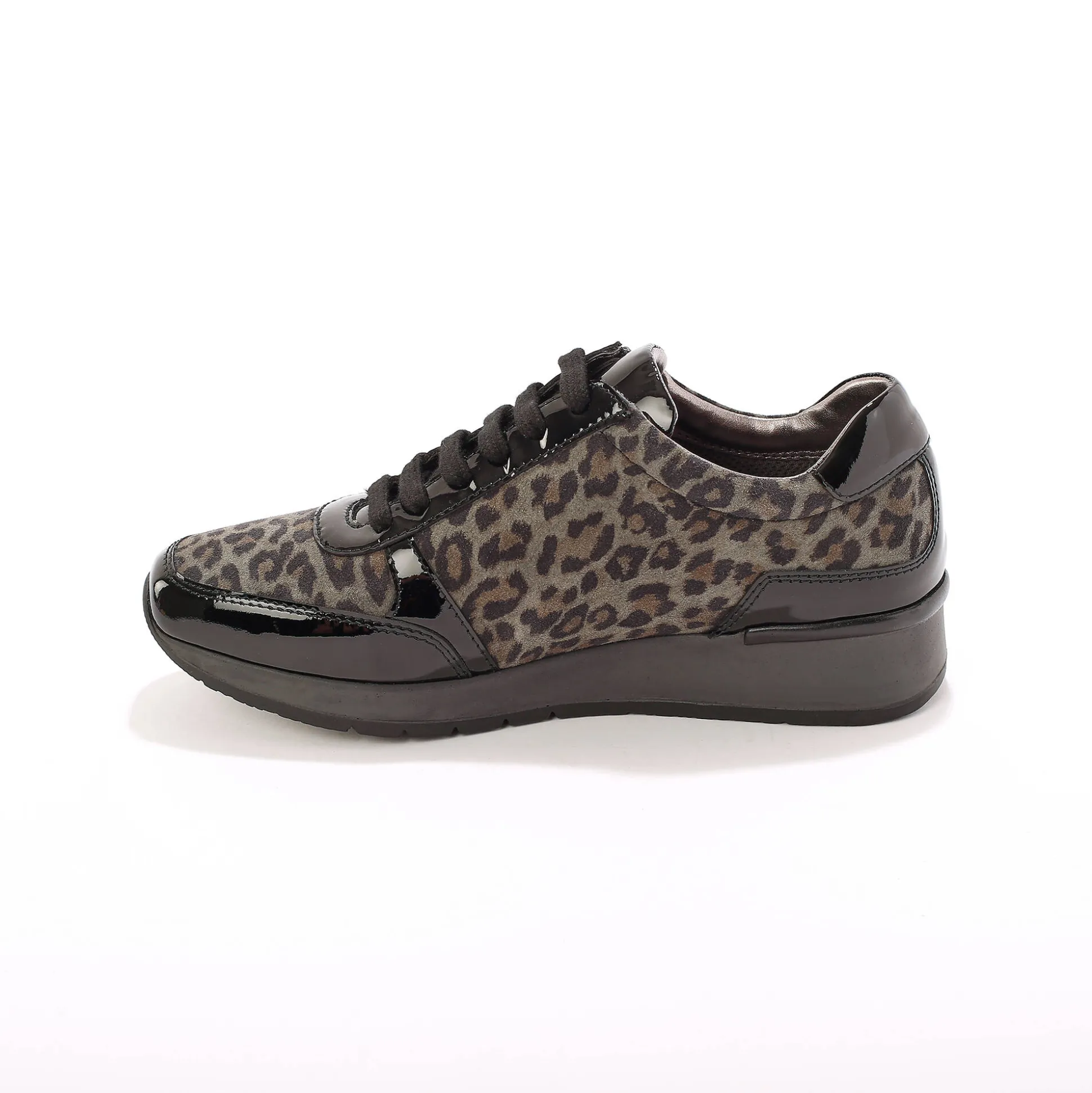 Comfortabele sneakers in gelakt leer, met sleehak, LWG gecertificeerd - vlekkenprint