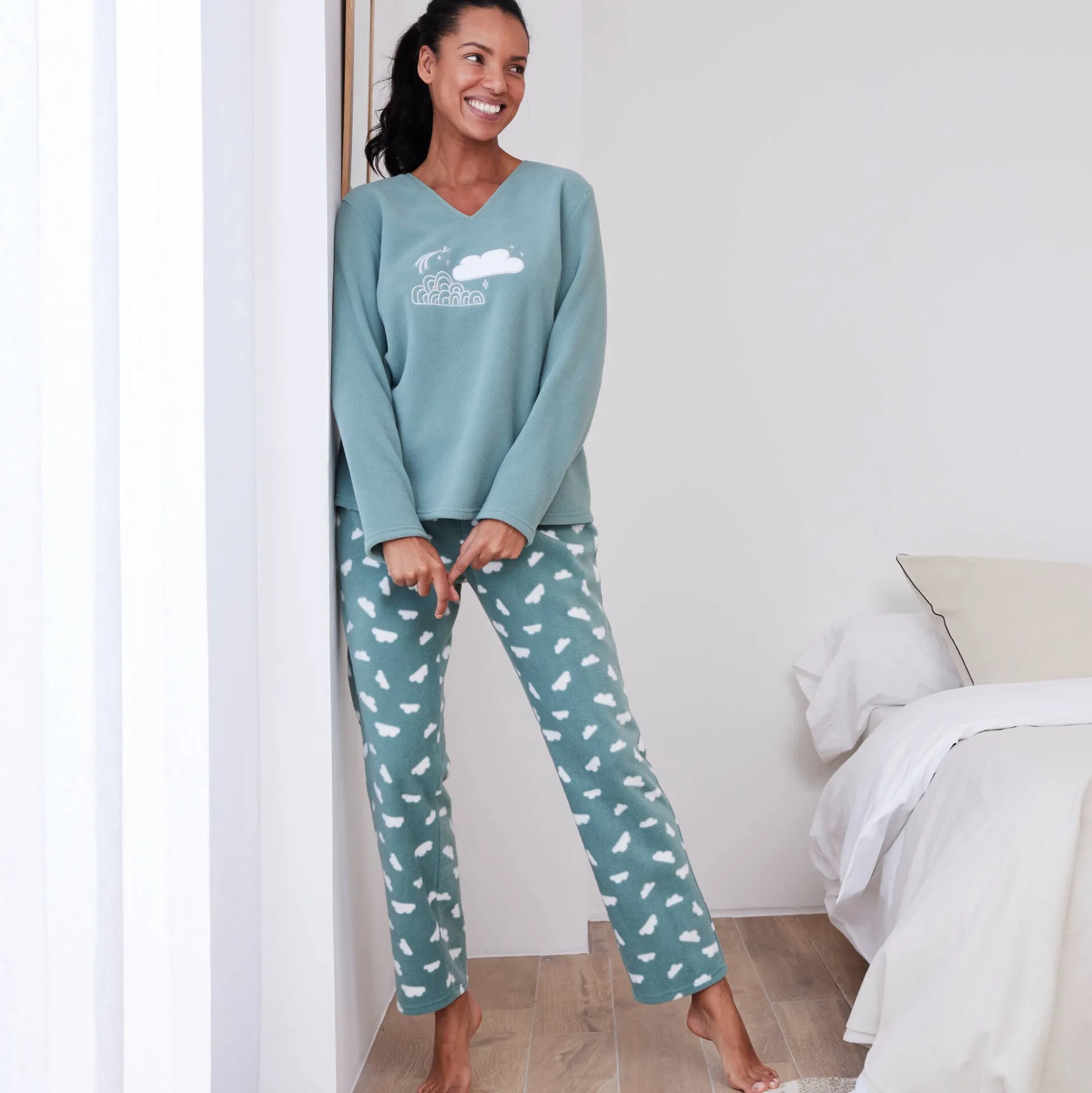 Complete pyjama in fleece met lange mouwen, wolkenprint