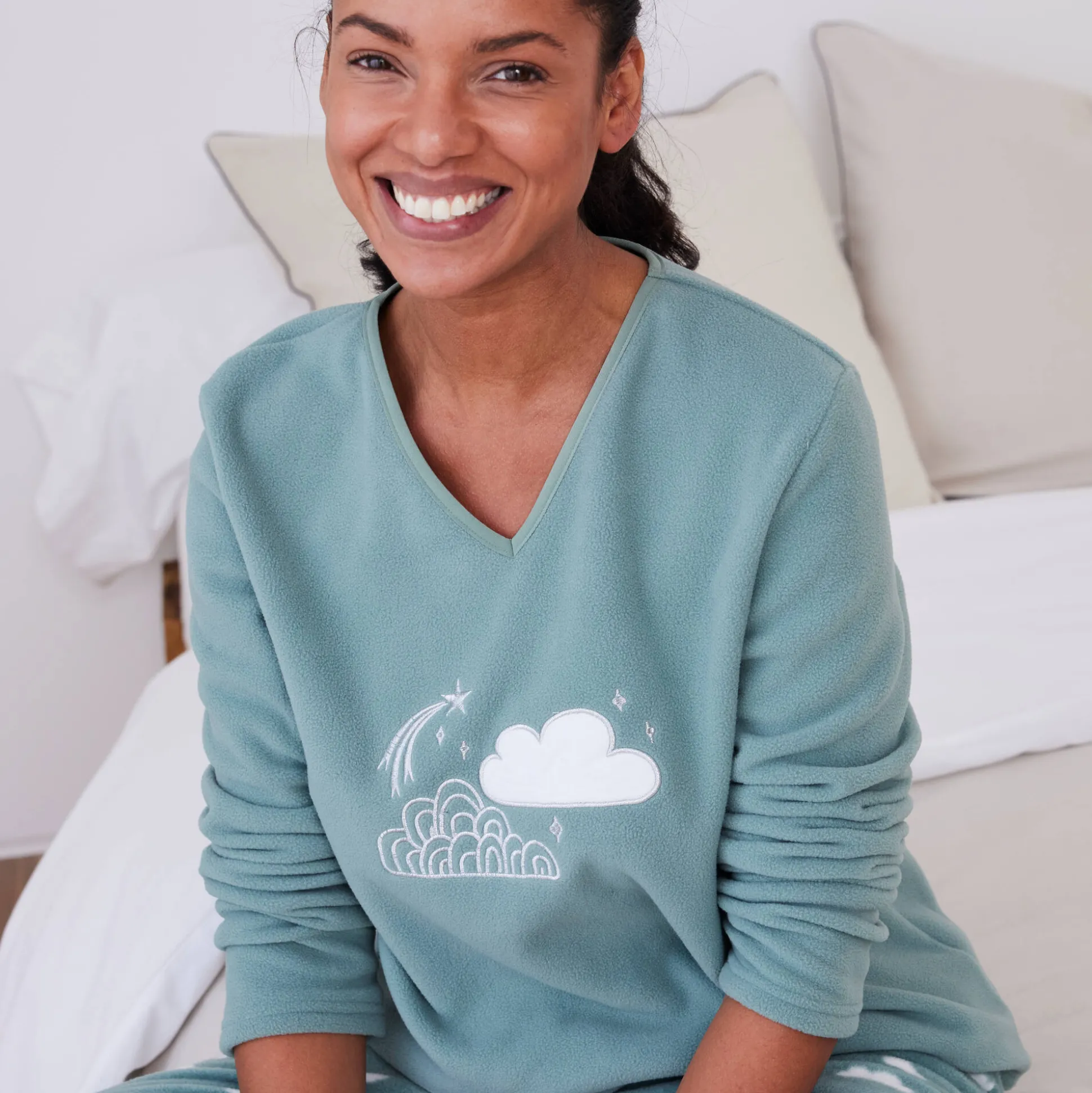 Complete pyjama in fleece met lange mouwen, wolkenprint