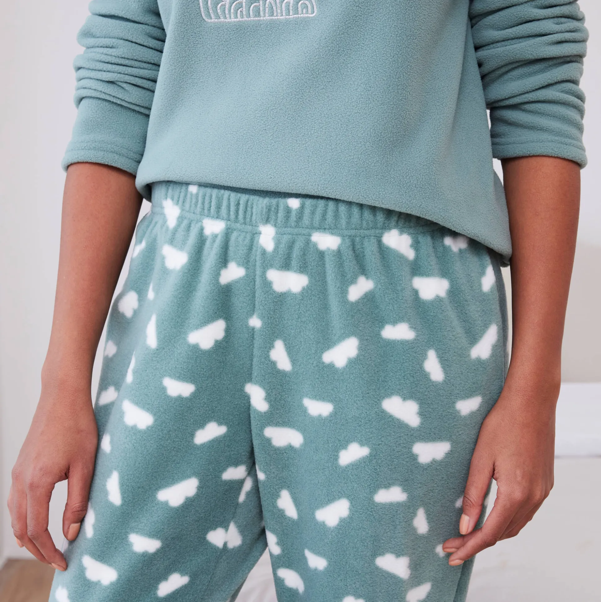 Complete pyjama in fleece met lange mouwen, wolkenprint