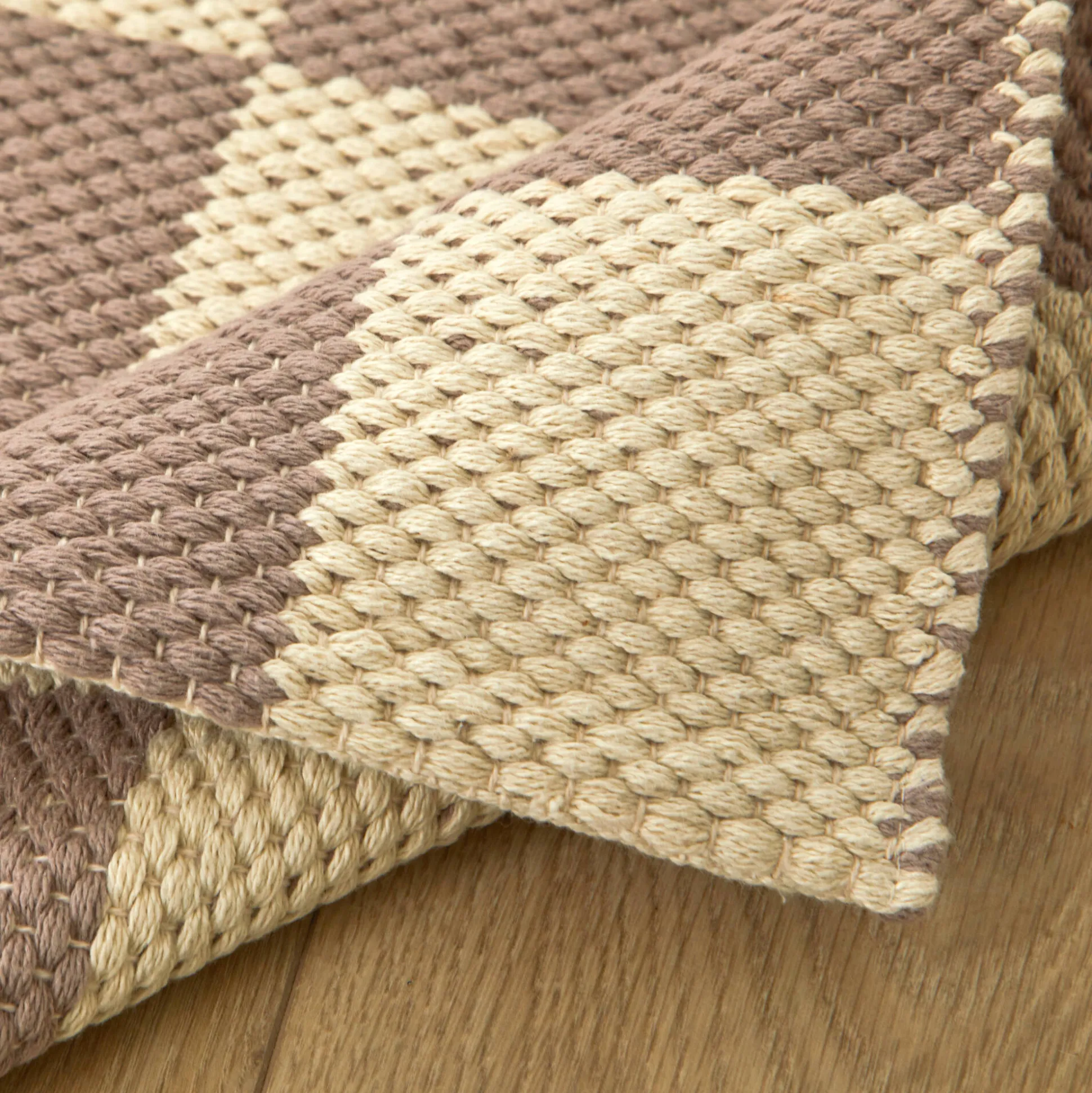 Decoratief tapijt met dambordmotief