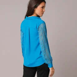 Effen bloes met knopen en kant