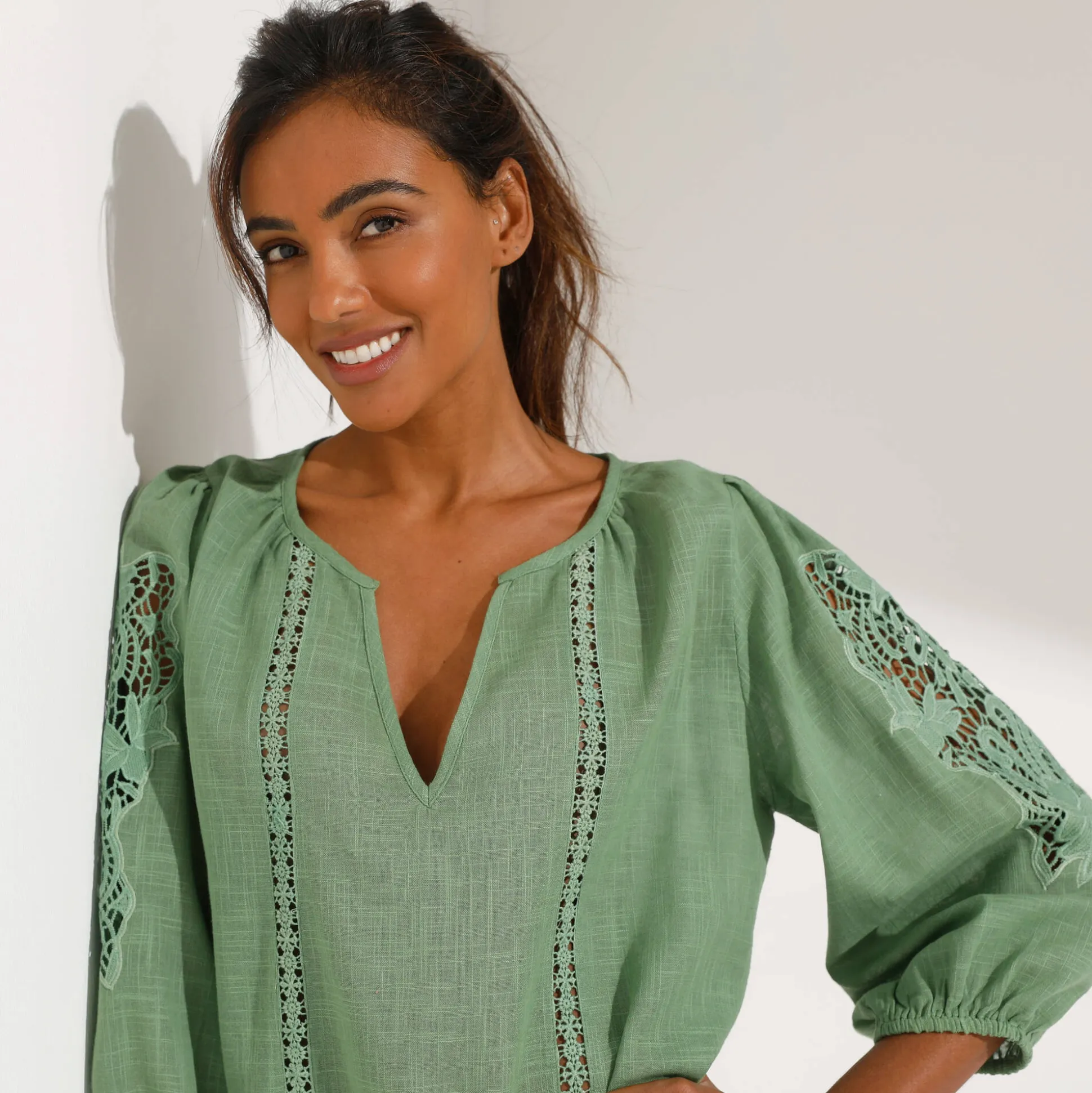 Effen bloes met macramé, geborduurde mouwen