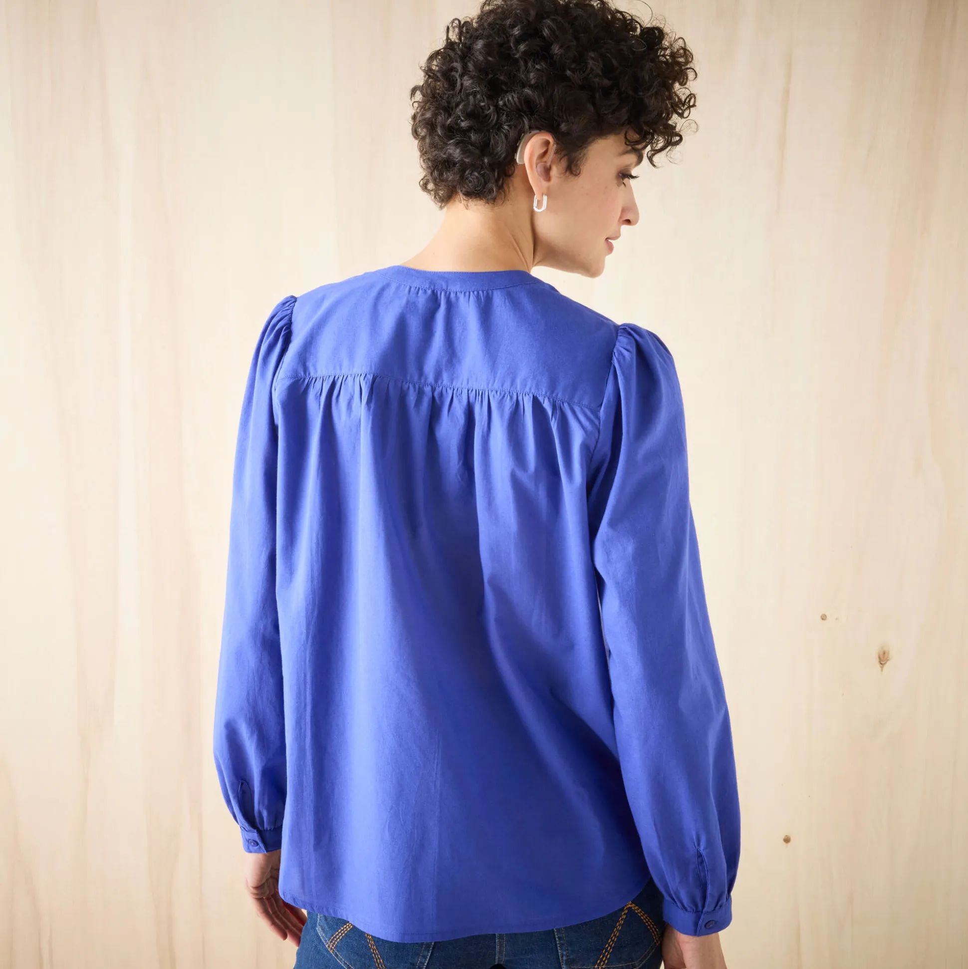 Effen bloes met ronde hals, details in ladderajour