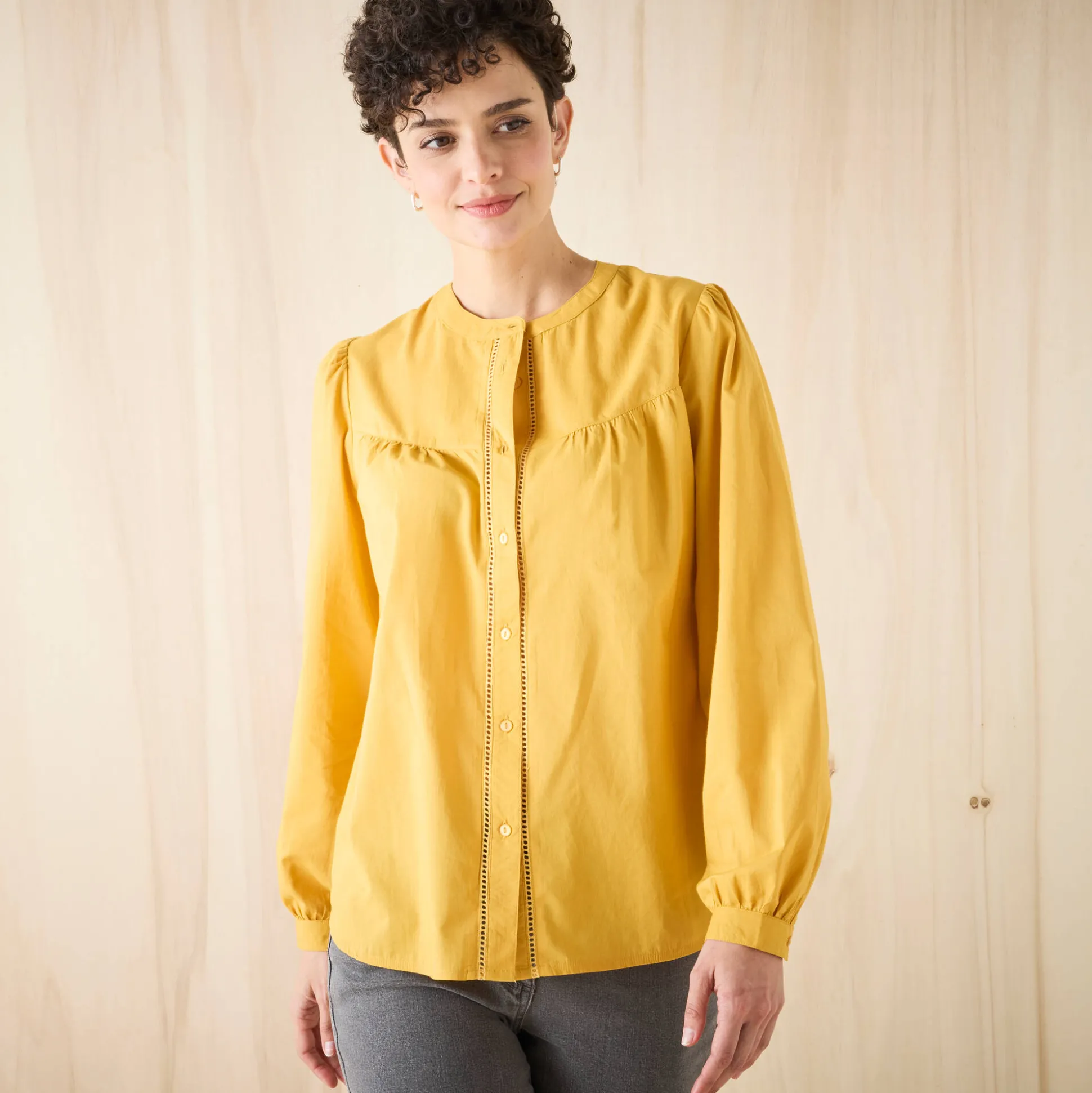 Effen bloes met ronde hals, details in ladderajour