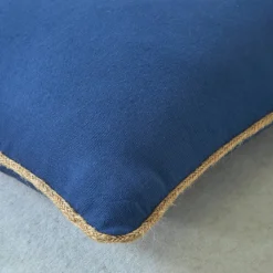 Effen kussen met juten biesje
