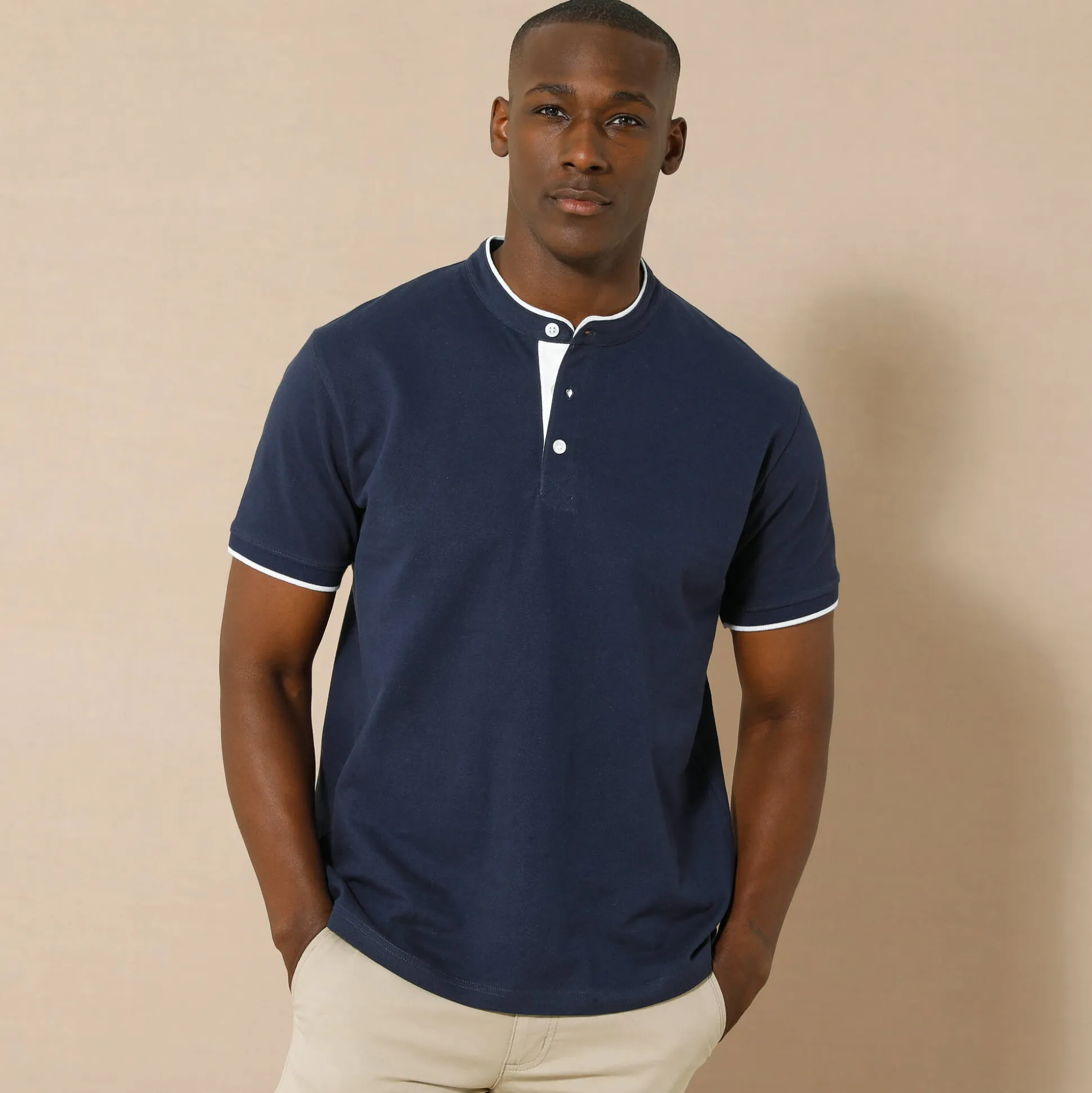 Effen polo in piquétricot, met maokraagje en korte mouwen