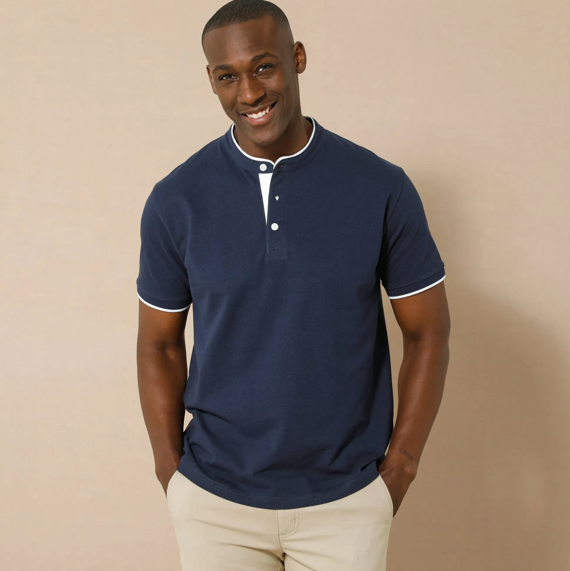Effen polo in piquétricot, met maokraagje en korte mouwen