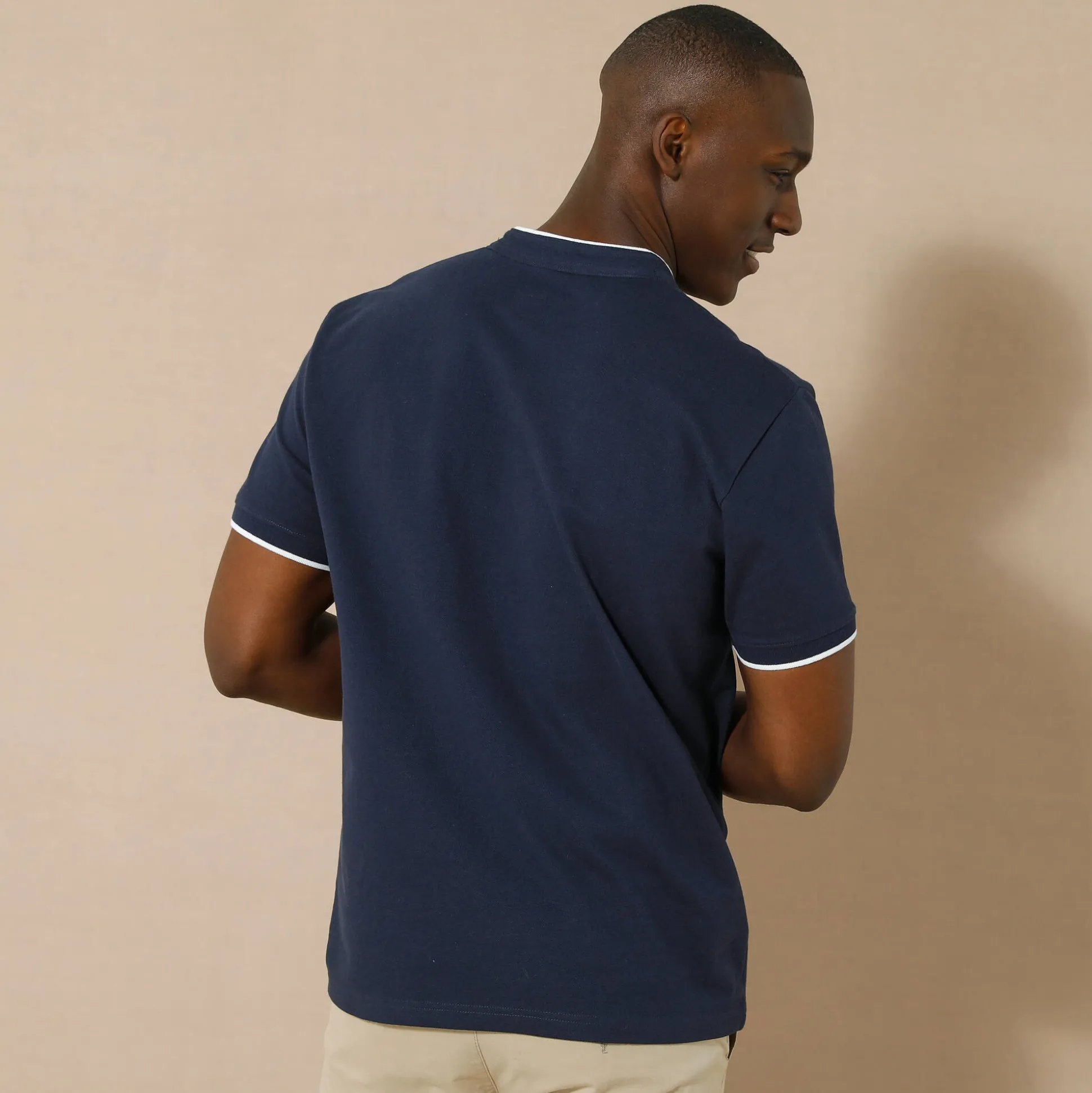 Effen polo in piquétricot, met maokraagje en korte mouwen