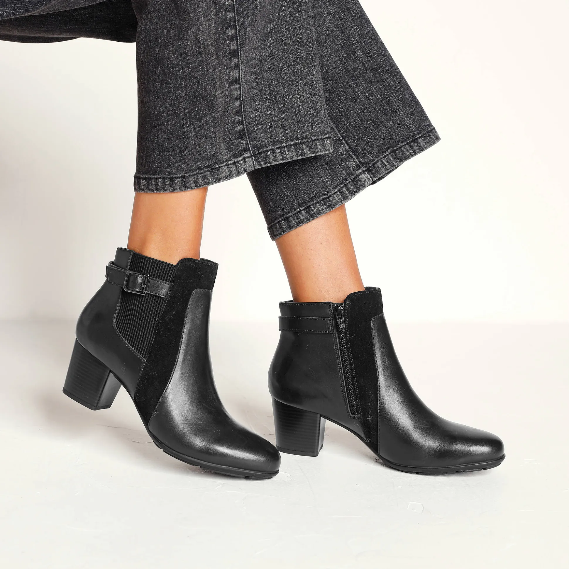 Elastische, leren boots in 2 materialen, met gesp en hak