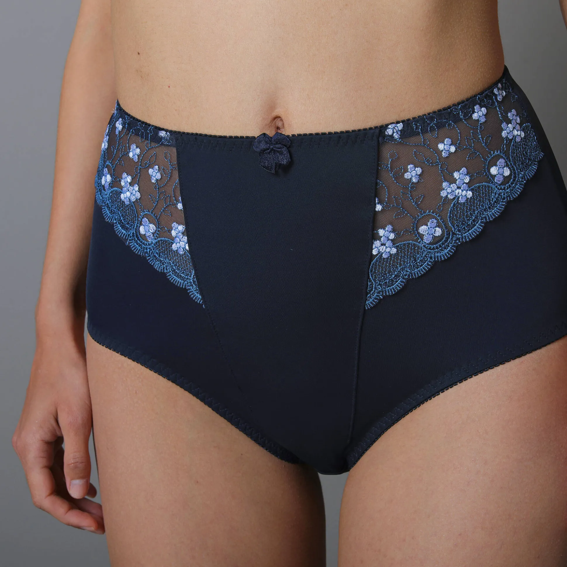 Gaineslip in microvezel en geborduurde tule Caminata