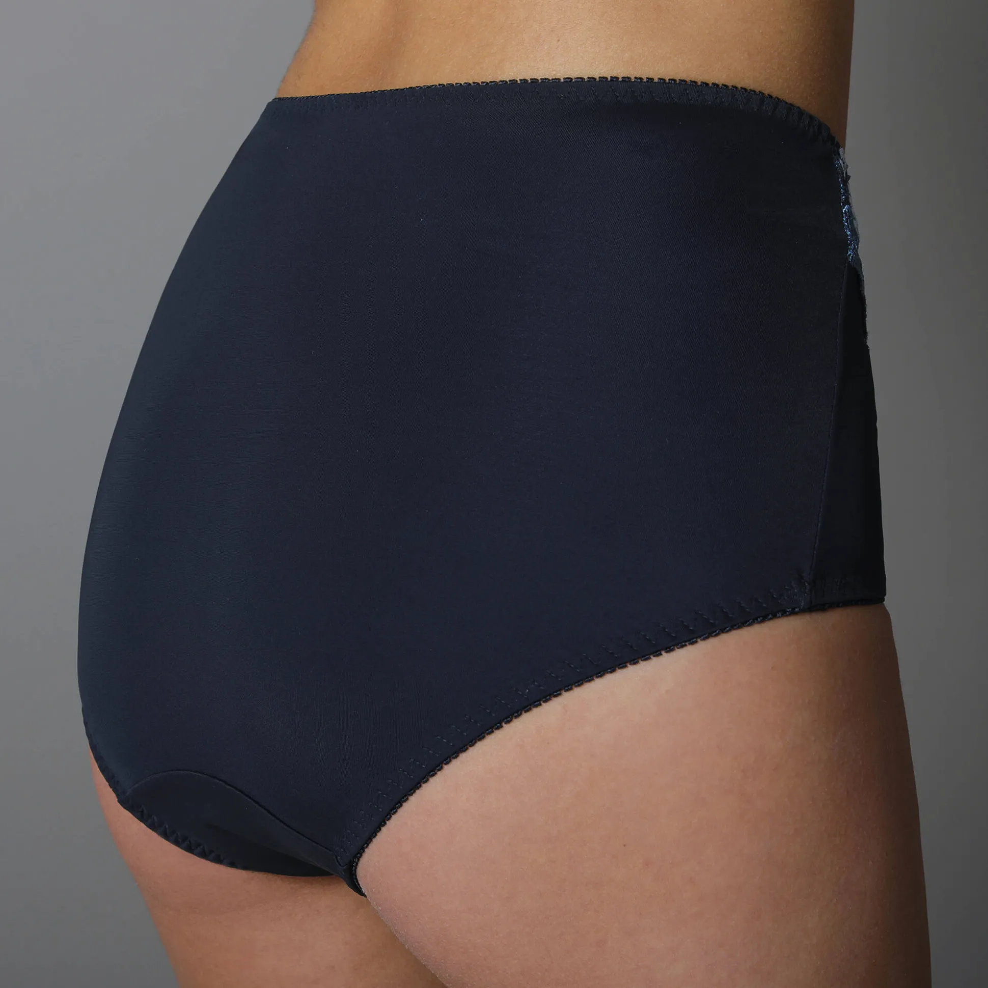 Gaineslip in microvezel en geborduurde tule Caminata