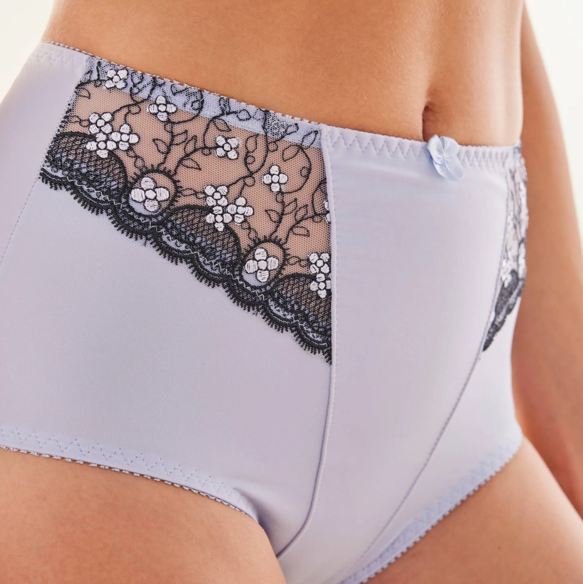 Gaineslip in microvezel en geborduurde tule Caminata
