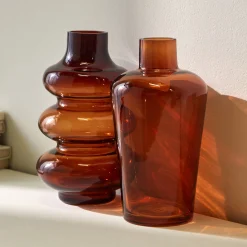 Gegolfde vaas in amberkleurig glas