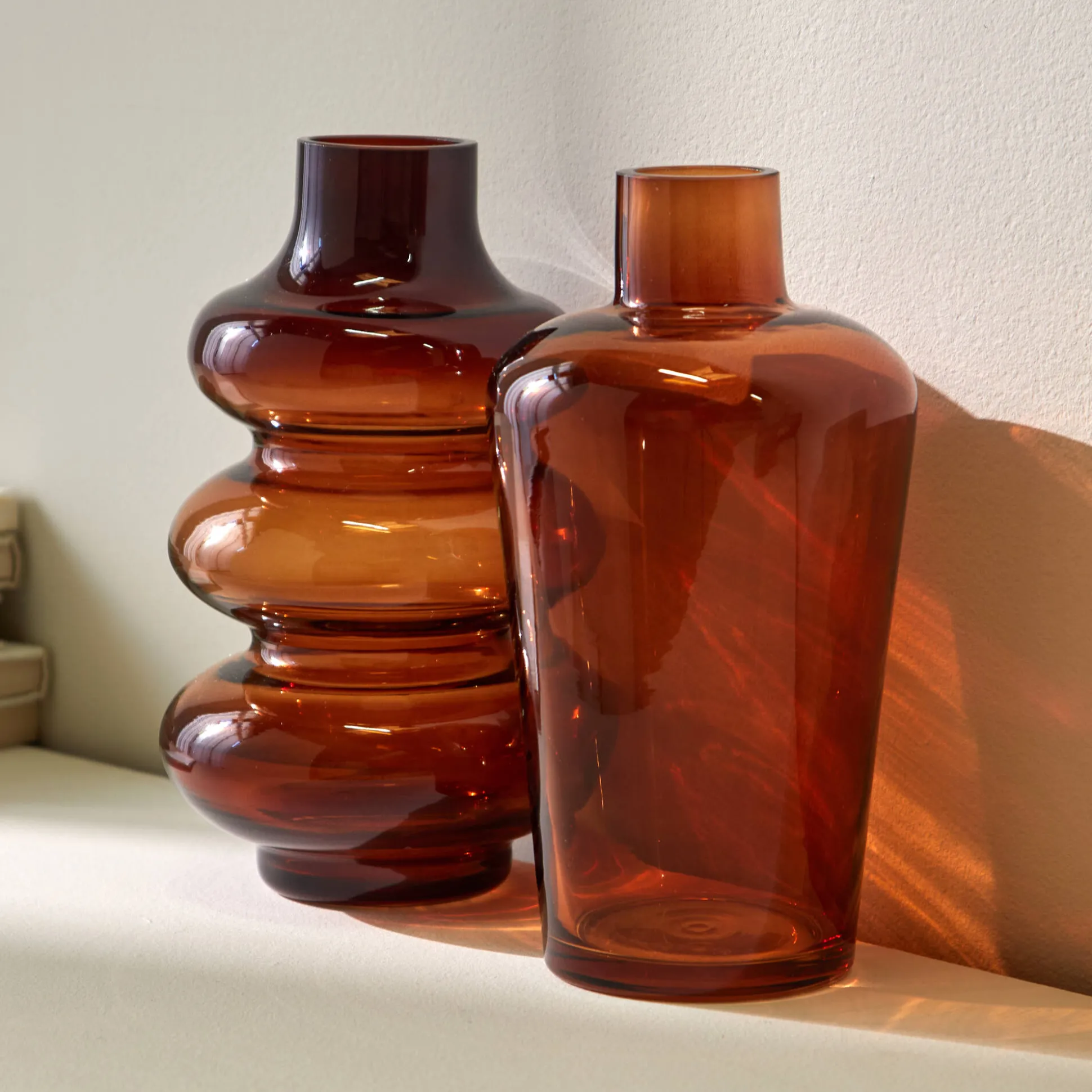 Gegolfde vaas in amberkleurig glas