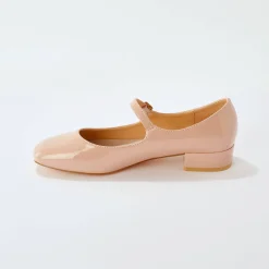 Gelakte schoenen met riempje en hak