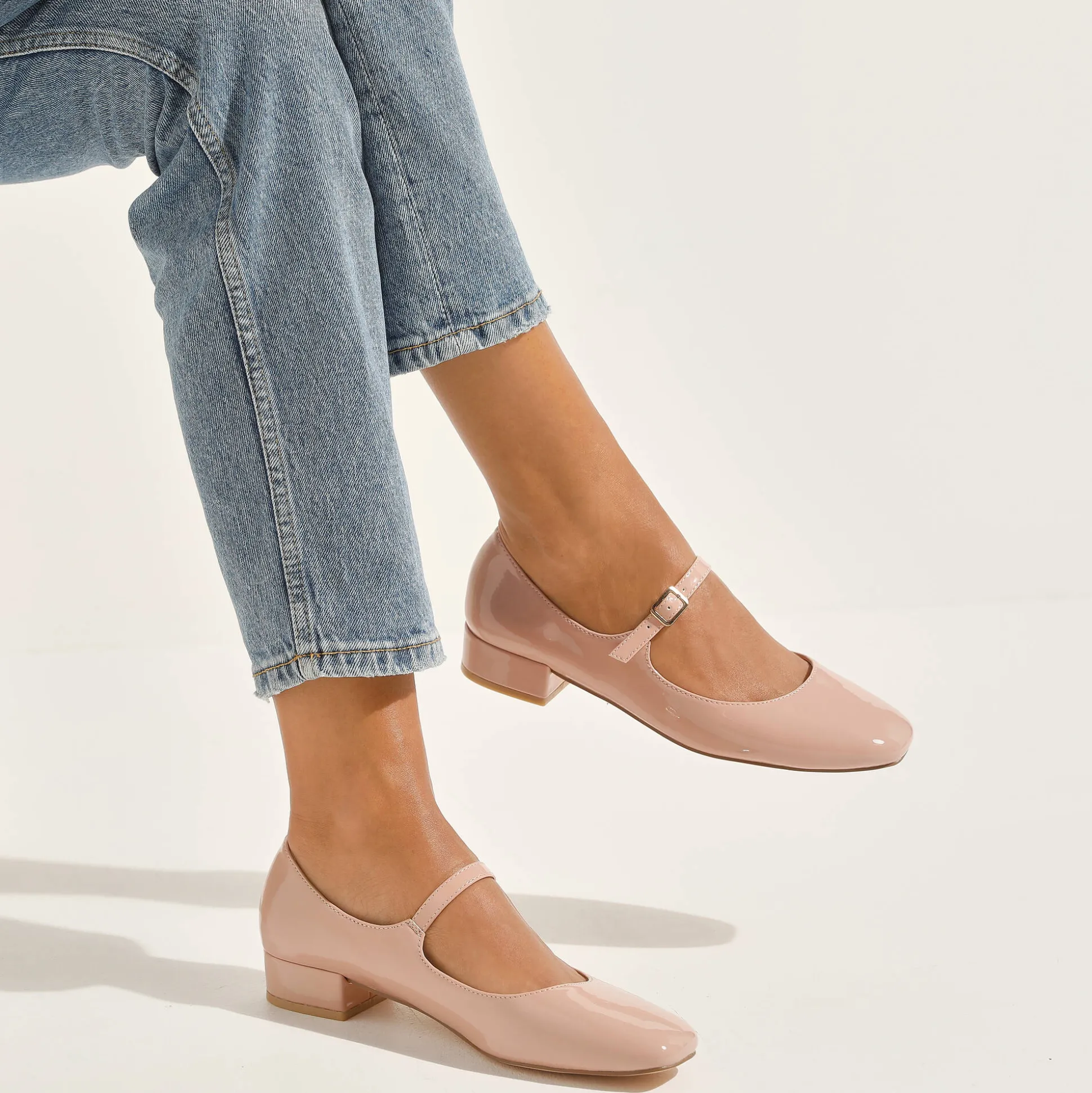 Gelakte schoenen met riempje en hak