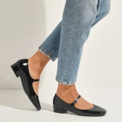 Gelakte schoenen met riempje en hak